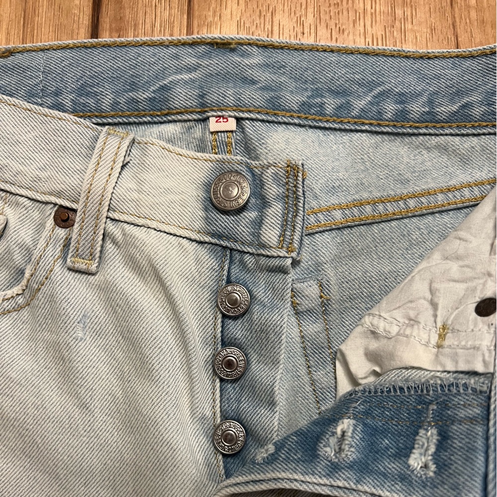 Levi’s High Rise Button-Fly Shorts- 25 - Picture 2 of 3